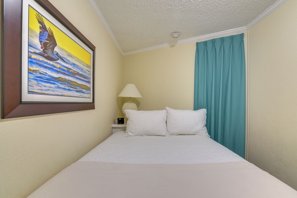 Steps to Beach: Galveston Condo w/ Balcony!