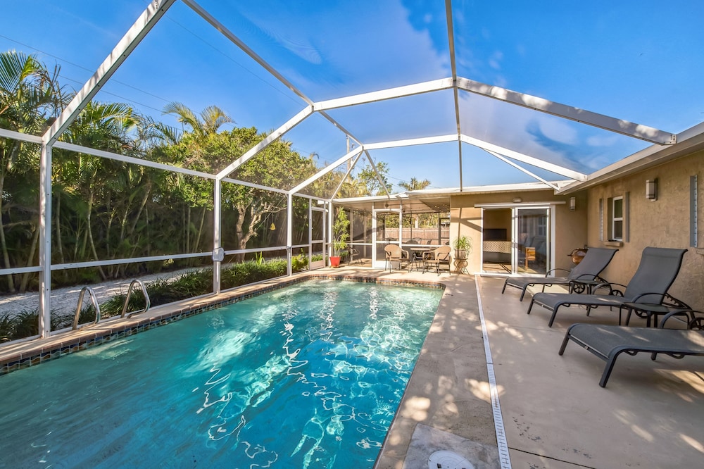 Comfy Home W/ Heated Pool Near Siesta Key Beach 2 Bedroom Home