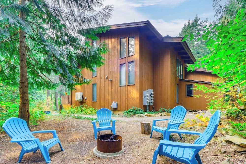 Walk to Twin Lakes: All-season Idaho Condo!
