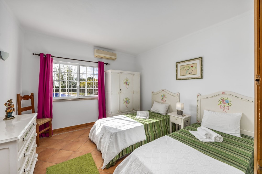 Muxima in Quelfes With 3 Bedrooms and 2 Bathrooms