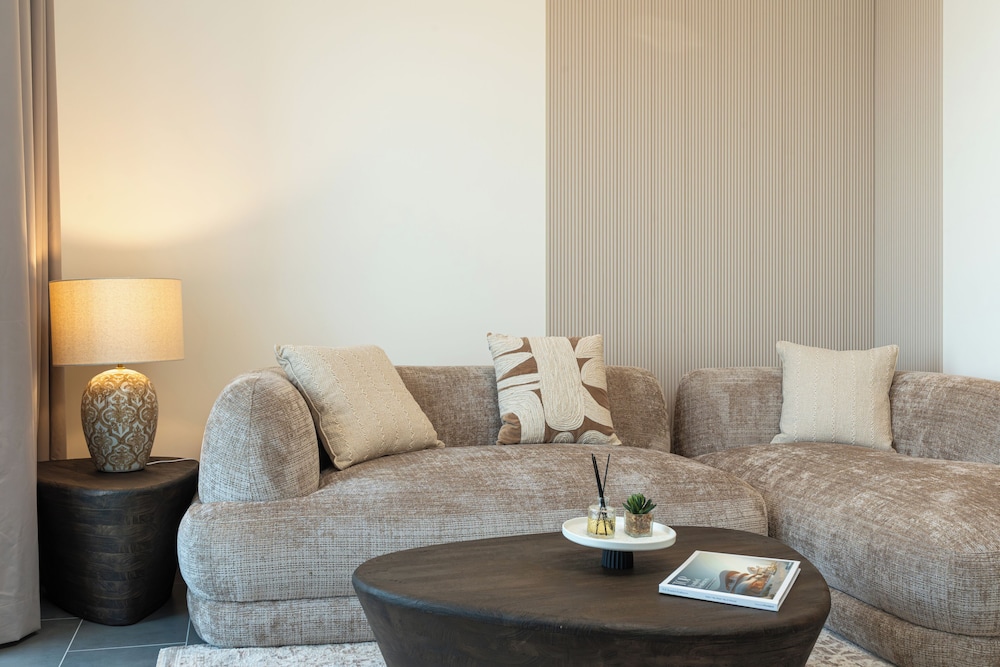 PVH - Stylish 1BR with Study - The Crest