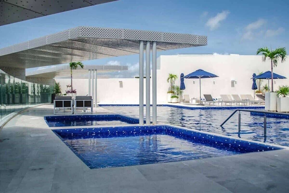 1 Br. Steps From the Beach Roof W/ocean View