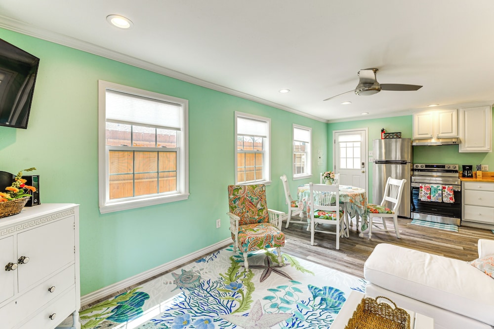 Walk to Pier & Dining: Central Rockport Cottage