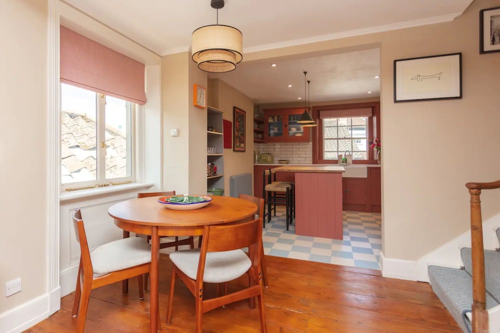 Stunning 2 Bedroom Apartment in the Heart of Chelsea