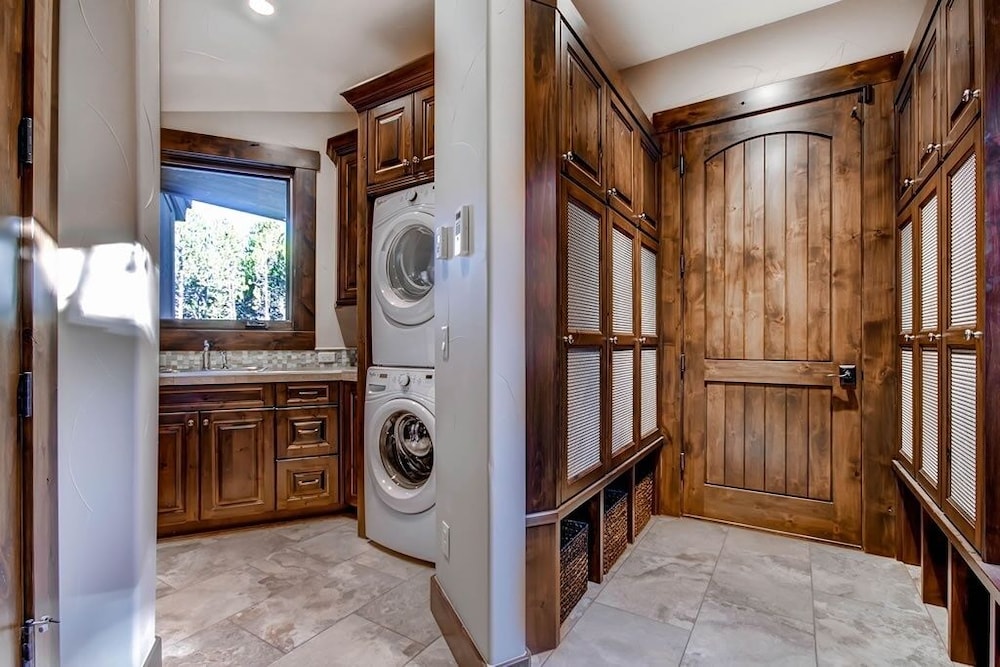 Three Sisters Lookout 5 Bedroom Home