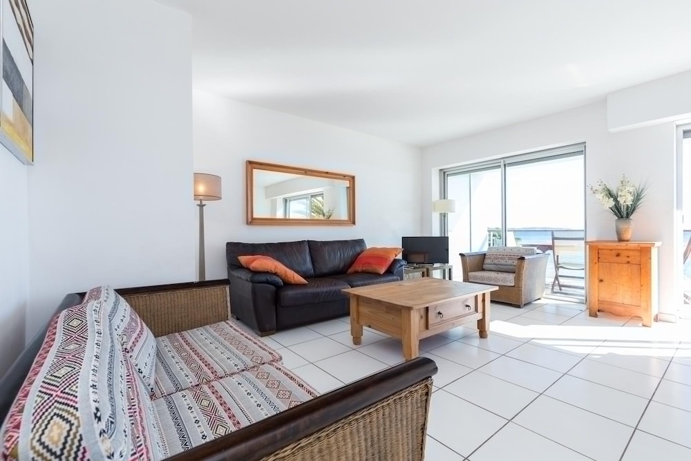 Bright two Bedroomed Apartment on the Beach in Cannes With Huge Terrace With Fabulous sea Views - 2001