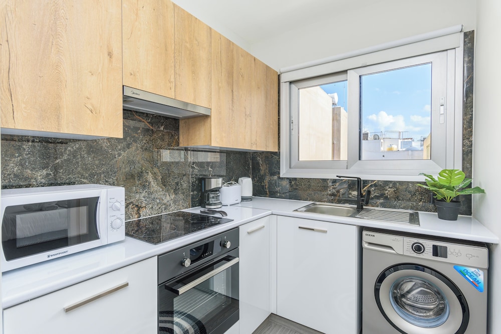 Amore 2-BR Apt By Finikoudes