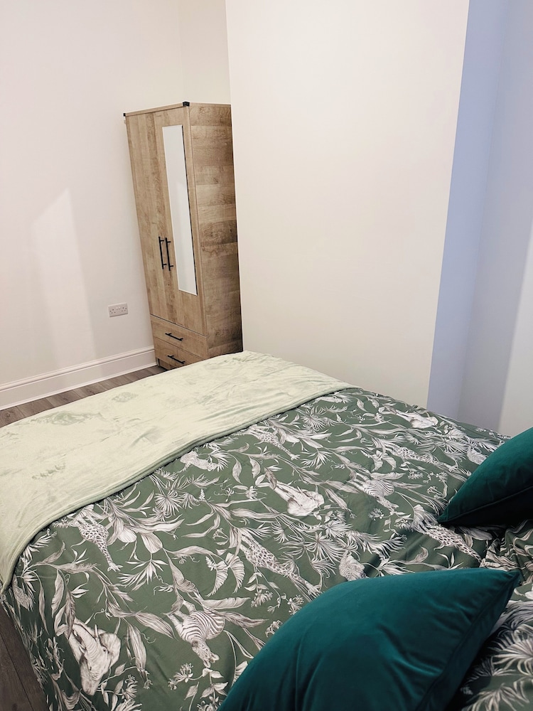 Chaucer House Retreat - Leicester view 2