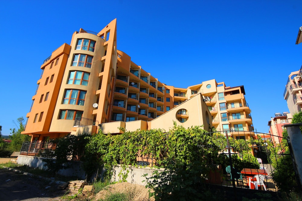 Menada Amadeusz 1 Apartments