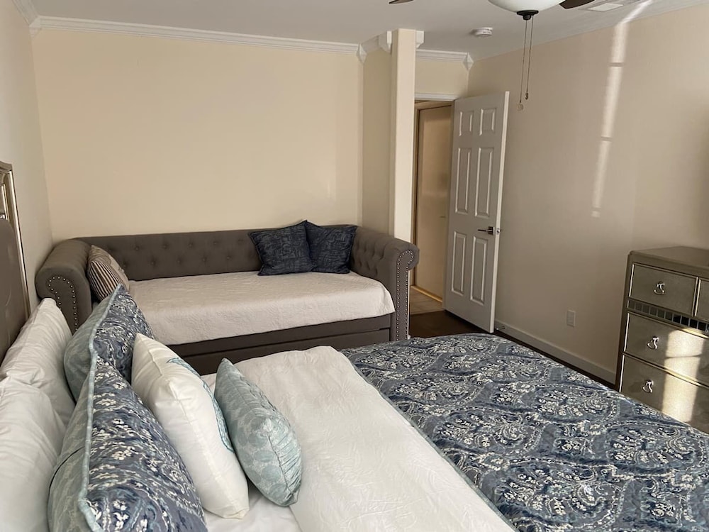 Stunning 5 Star Home Retreat Private Pool Spa BBQ 4 BR