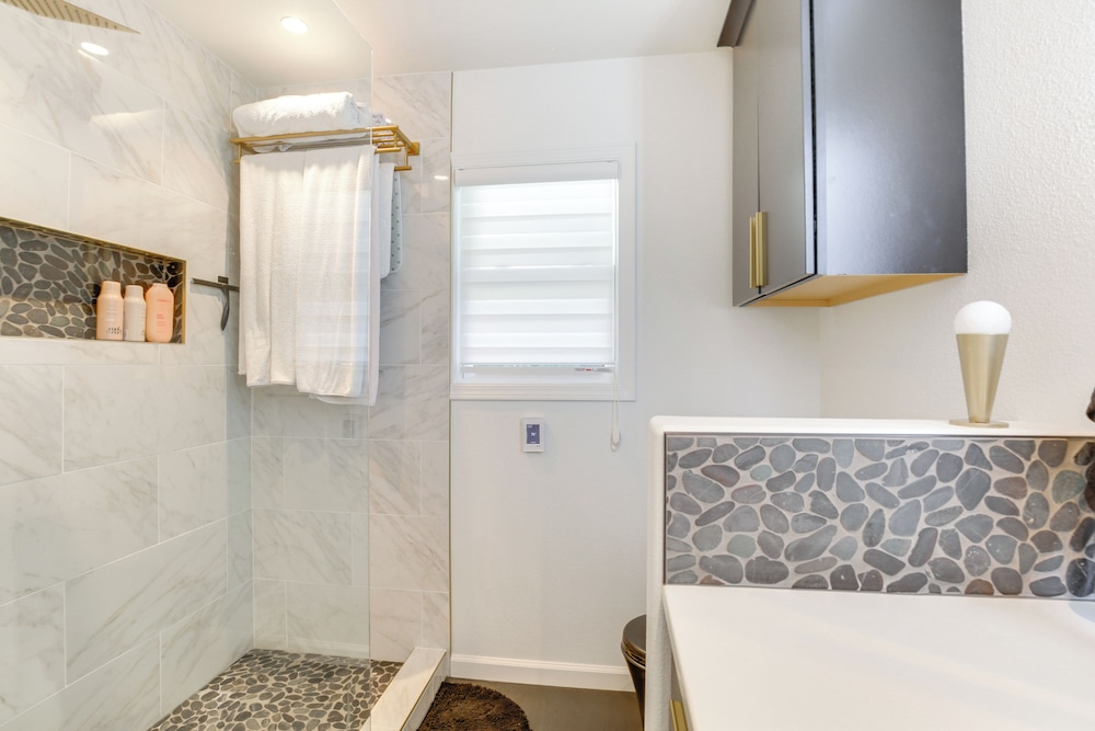 Modern Creekside Retreat 1 Mi to Spirit Mtn Casino