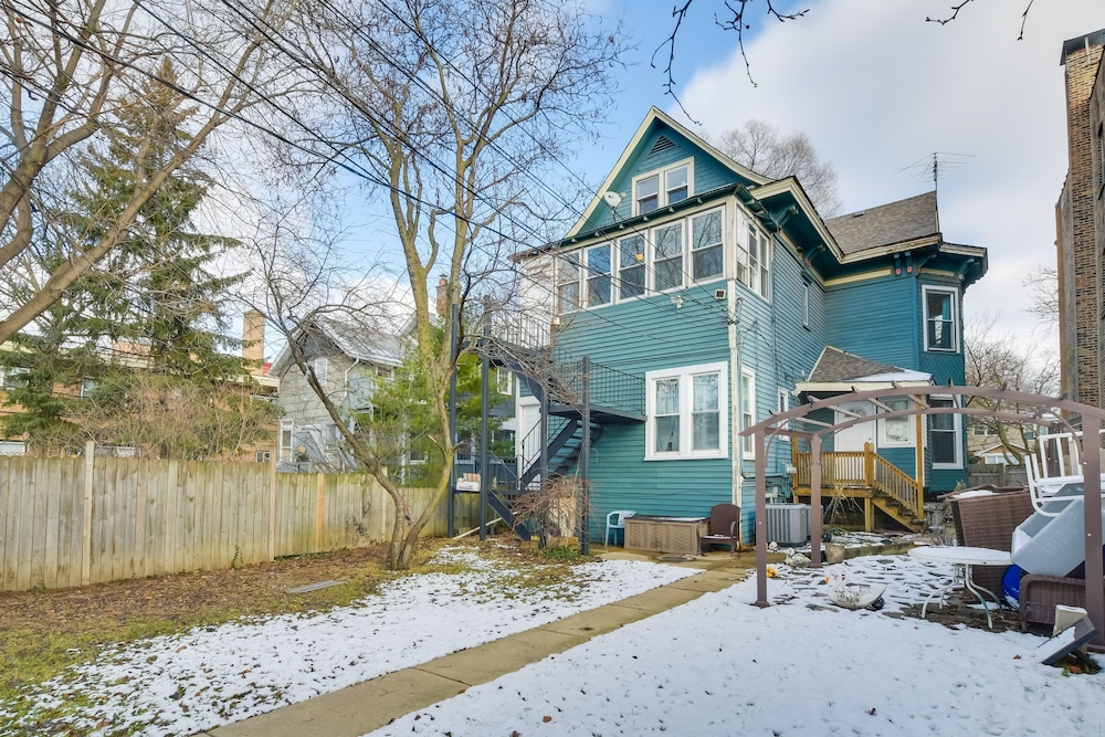 Oak Park Apartment, 10 Mi to Downtown Chicago! view 4