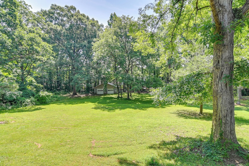 6 Mi to Uptown: Pet-friendly Home in Charlotte