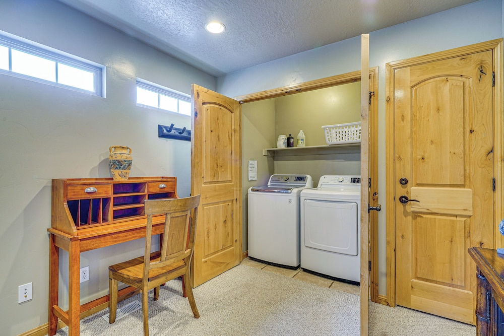 Hot Tub & Mtn-view Deck: Townhome in Eden
