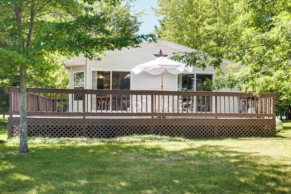 Solberg Lake House: Dock, Deck + Stunning Views!