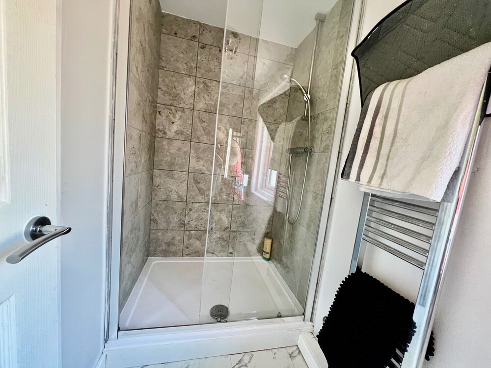 Housesleeps7-parking-garden-fireplace-beachnearby