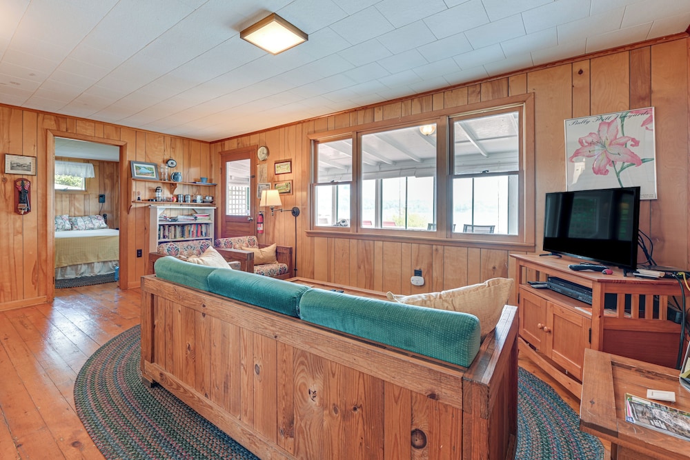 Dock & Rowboat: 'beechnut Bungalow' on Keuka Lake