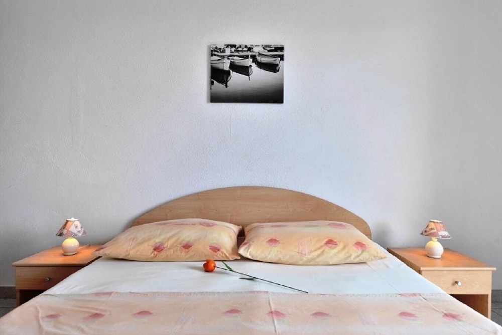Nikola - Comfortable - A2 view 2