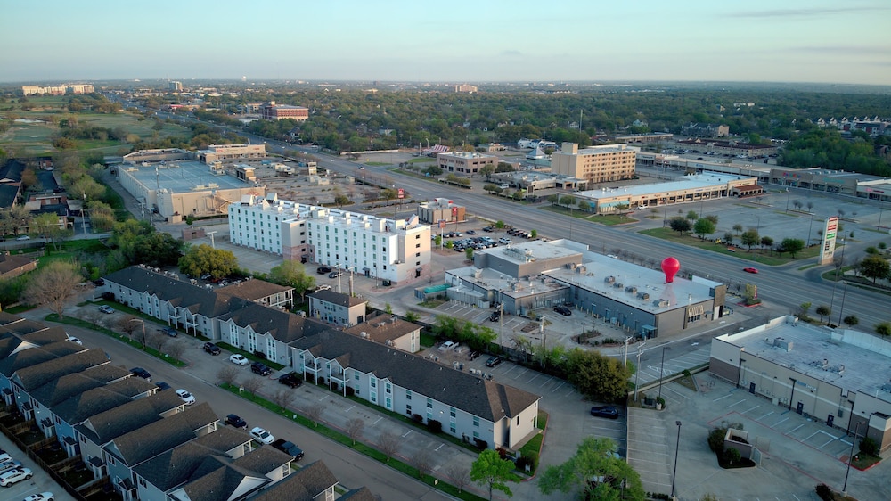 voco College Station Aggieland by IHG