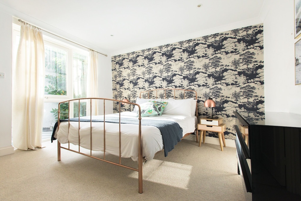 The Harrods Mews - Modern 4BDR house with rooftop terrace
