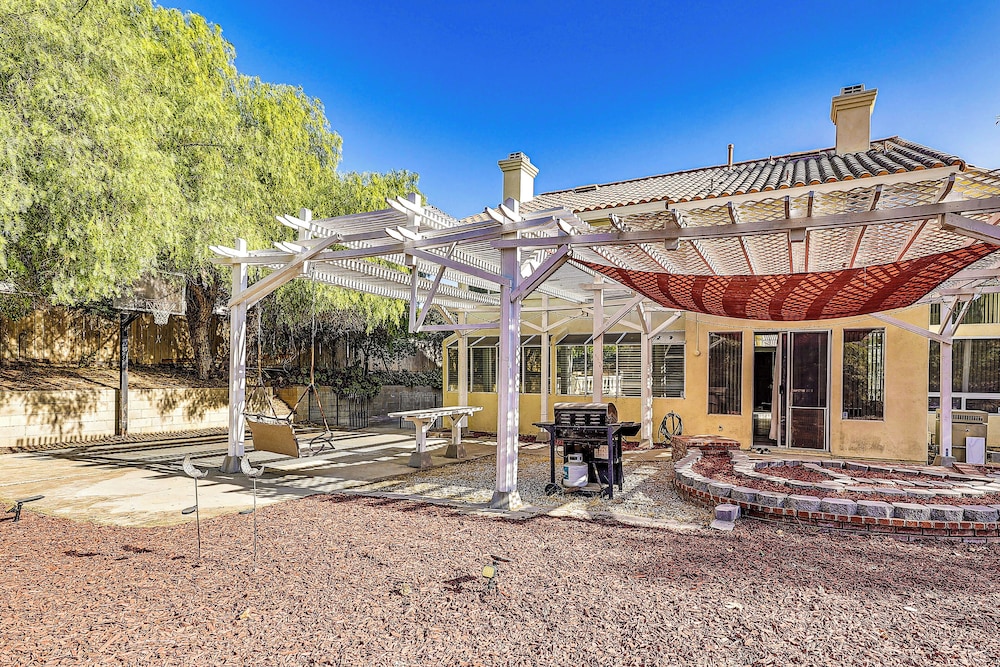 13 Mi to Dtwn Riverside: Socal Family Home!