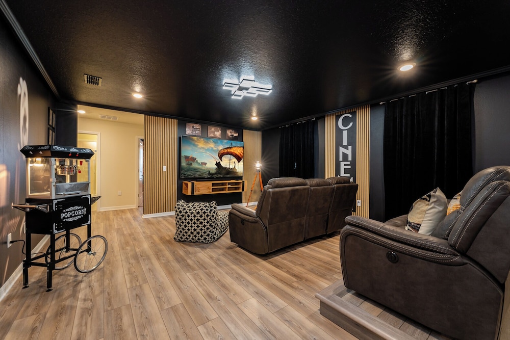 Dazzling New 7BR Villa  Disney Theme Rms