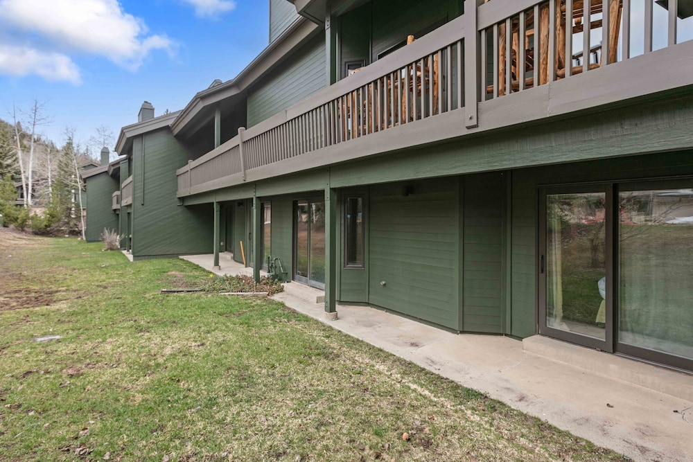 1617 - Six Bedroom plus Den Lakeside 6 Condo