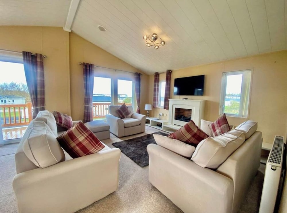 Impeccable 3-bed Lodge in Hull view 5