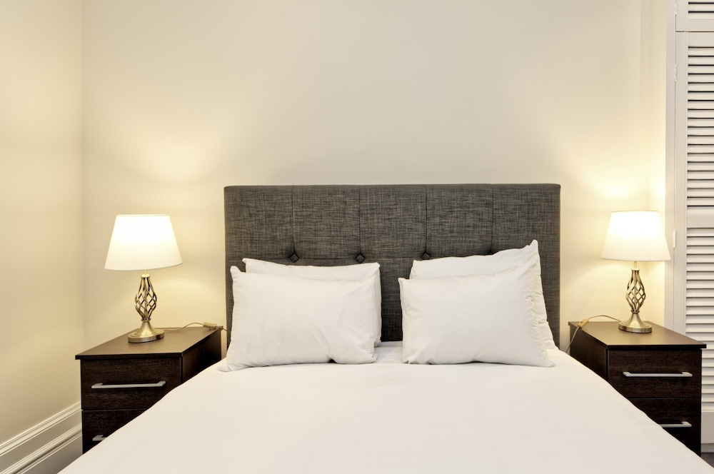 Historic Whitehall Flat in SW1 by Underthedoormat