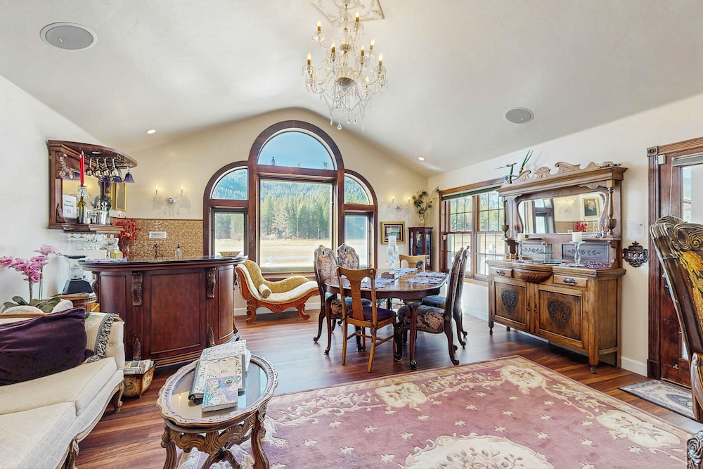 Unique 3br: Mountain Views, Hot Tub & Wood Stove