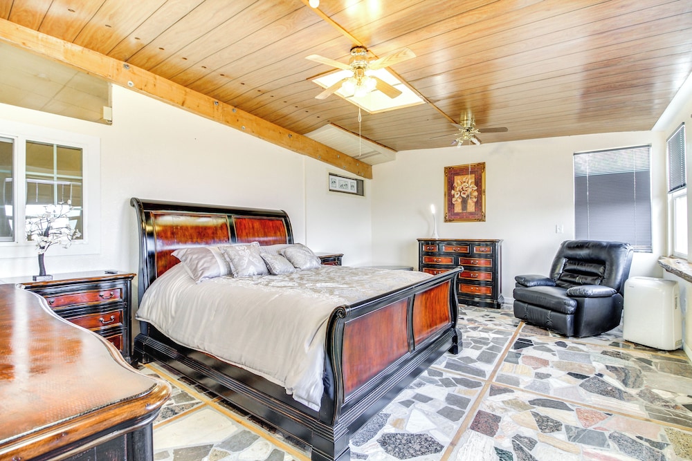 Mtn Views, Patio + Grill: Family Home, 6 Mi to UNM