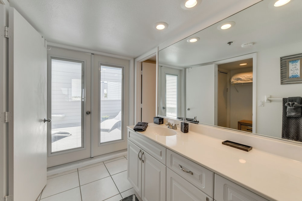 Beachfront Condo w/ Balcony on Manasota Key