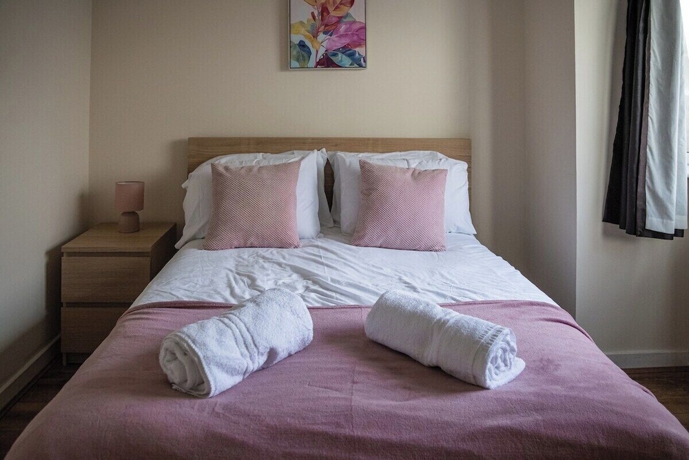 Bright 4-bed Swansea Getaway With Parking