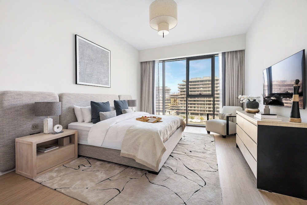 3BR with Burj Khalifa and Canal View