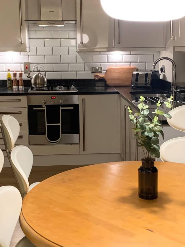 Cheerful 2-bed Cottage With 2 Free Parking, Leeds view 4