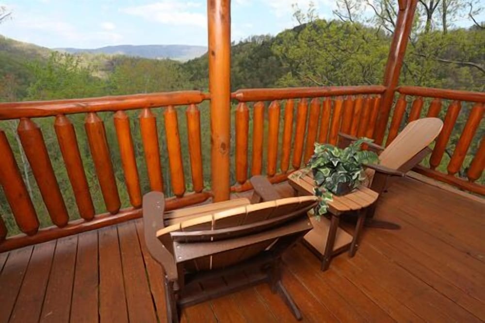 Mountain Dreams 2 Br cabin by RedAwning
