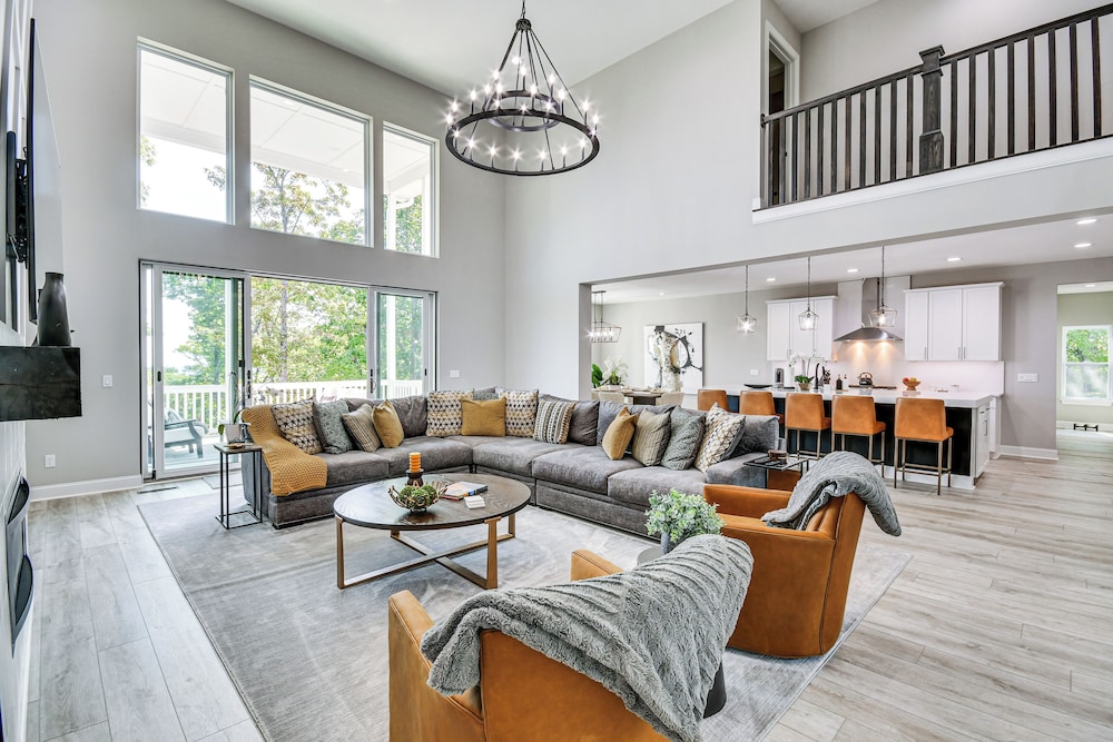 Luxe Black Mountain Manor on 15 Acres!