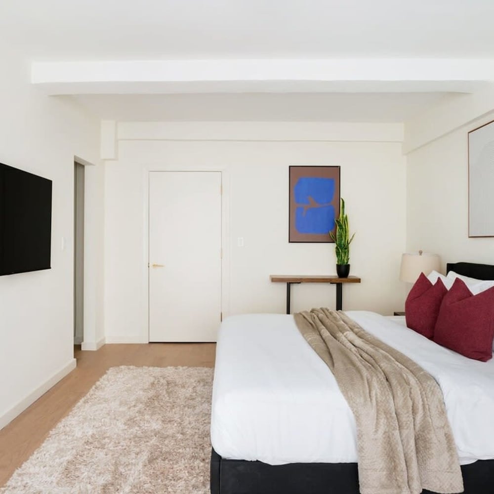 52-3de Newly Renovated 2BR BTH Midtown East
