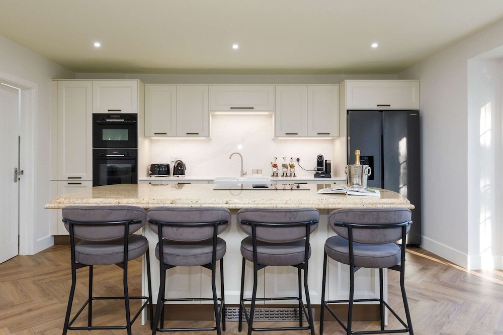 Beautiful 4-bed Close to South Downs Goodwood
