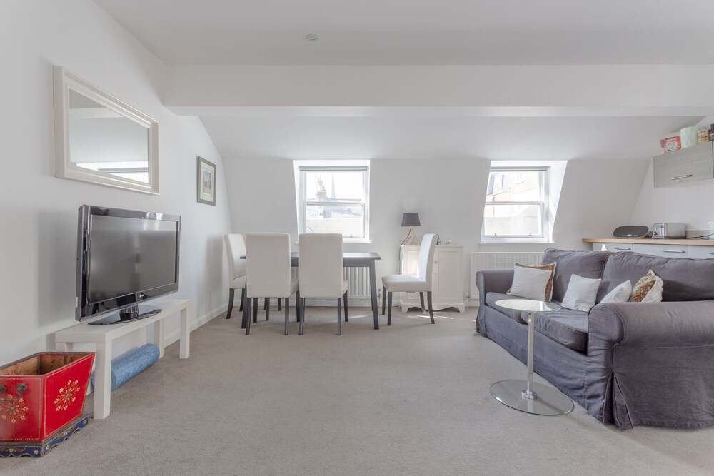 Bright & Airy 1 Bedroom Apartment in Central London