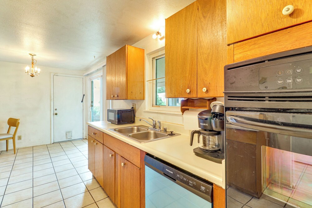 Pets Welcome: Hot Tub Haven in Albuquerque!