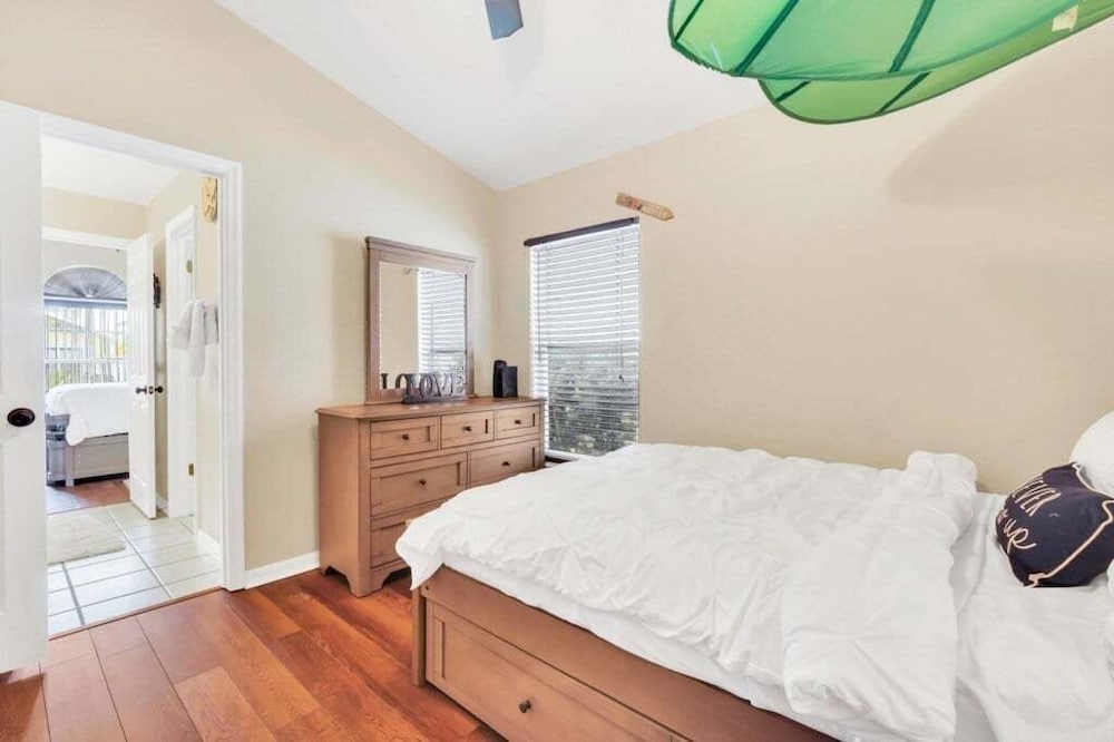 Large 4 bedroom Pool Home With Relaxing Vibes 4 Villa