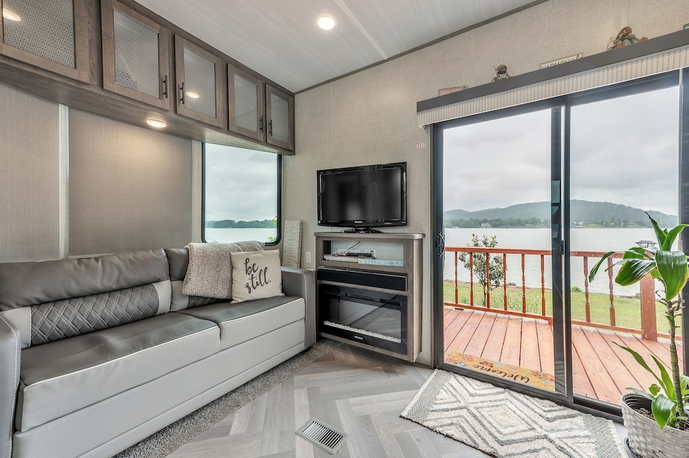 Lakeside Retreat On Neely Henry Lake 1 Bedroom Villa by RedAwning - Property Image 41