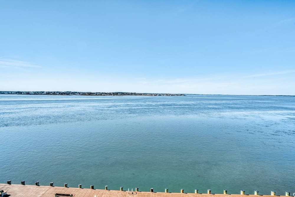 Harbour Island 402m 2 Bedroom Condo