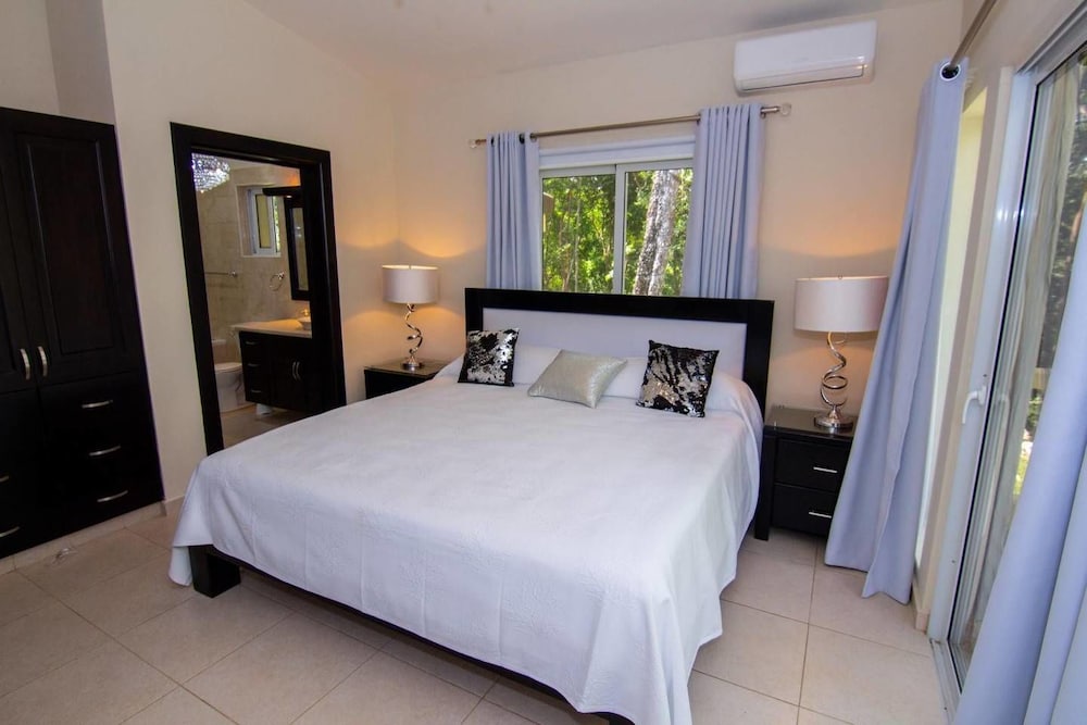 Private and Spacious 5 Bedroom Villa view 4