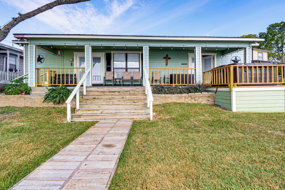 Private Pier, Porch! Quiet Lake Livingston Retreat
