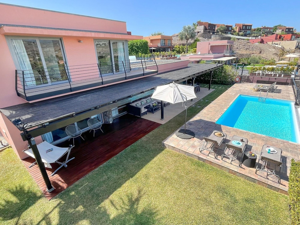 Villa With Private Pool in the Golf Resort