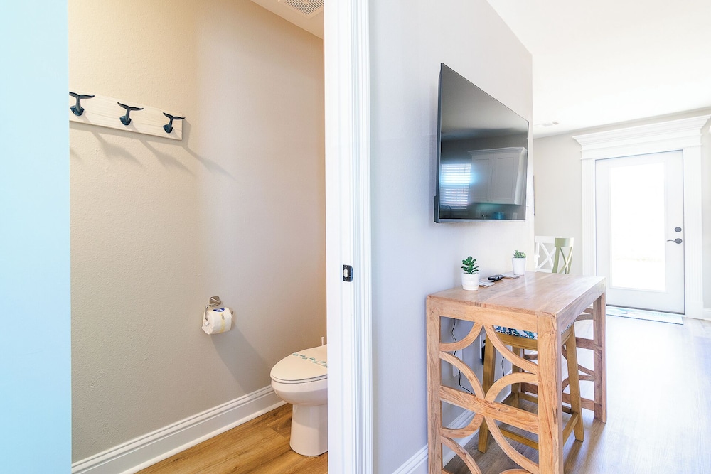 Stylish, Brand NEW 3 Bed Cottage, Beach Front, DOG Friendly!