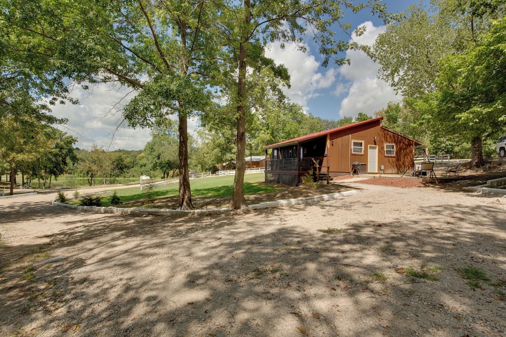 'cedar Pointe' - Peaceful Lake Cabin in Odessa