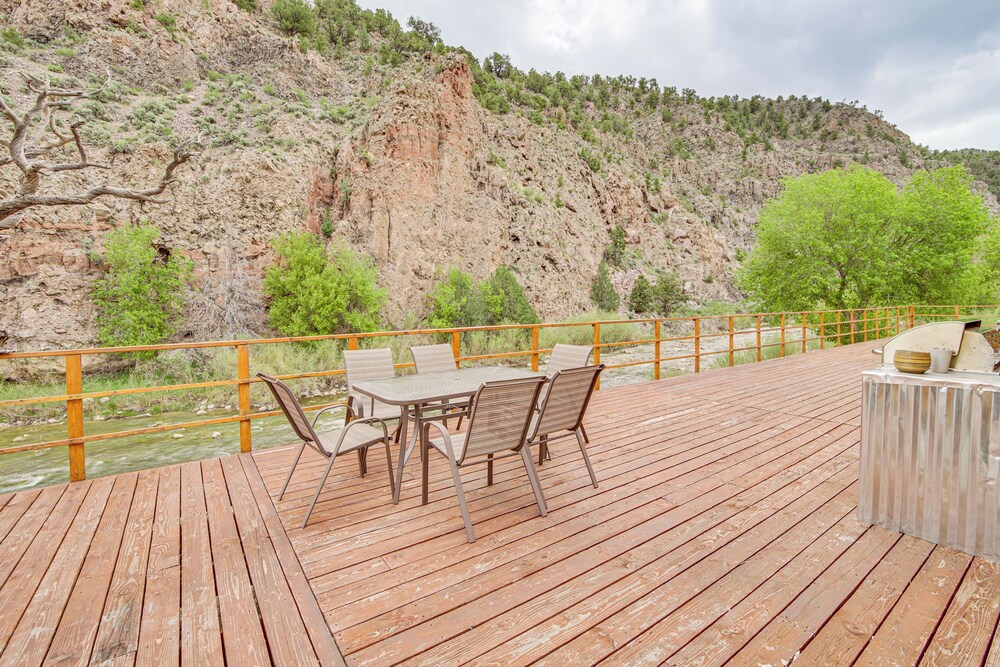 Creekside Cabin w/ Deck & Views in Panguitch!